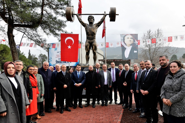 Bornova’da Naim Süleymanoğlu’nun heykeli dikildi Bornova’da Naim Süleymanoğlu’nun heykeli dikildi