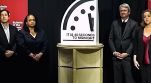 Bilim insanları 2026 ”Kıyamet Saati”ni gece yarısına 85 saniye kalaya ayarladı