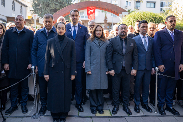 Zübeyde Hanım, Karşıyaka’daki anıt mezarı başında anıldı Zübeyde Hanım, Karşıyaka’daki anıt mezarı başında anıldı