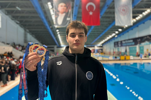 Milli Yüzücü Kaan Efe Kaya’dan Türkiye Şampiyonası’nda 3 altın madalya Milli Yüzücü Kaan Efe Kaya’dan Türkiye Şampiyonası’nda 3 altın madalya