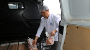 Edremit’te 3 çeşit sıcak yemek belirlenen hanelere ulaştırılıyor