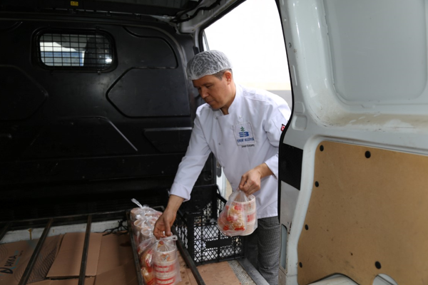 Edremit’te 3 çeşit sıcak yemek belirlenen hanelere ulaştırılıyor