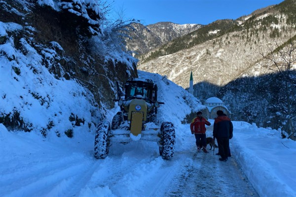 Trabzon’da karla mücadele çalışmaları sürüyor