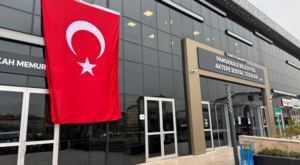 Pamukkale’de hizmet binalarına Türk bayrağı asıldı