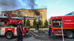 Menderes’te fabrika yangını itfaiye ekiplerince söndürüldü
