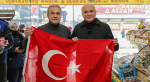 Düzce’de esnafa Türk bayrağı dağıtıldı