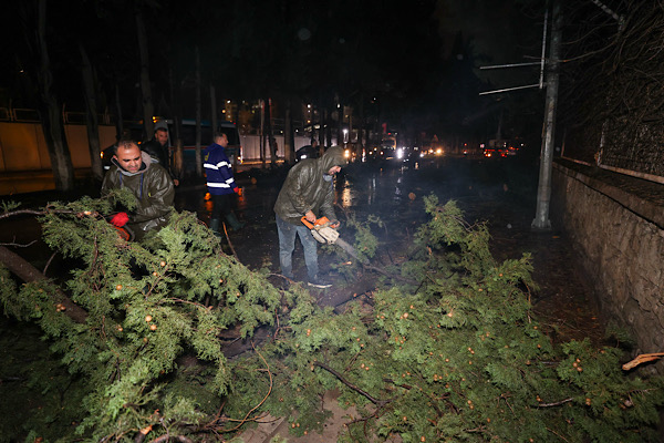 Buca’da olumsuz hava şartlarına karşı ekipler teyakkuza geçti Buca’da olumsuz hava şartlarına karşı ekipler teyakkuza geçti