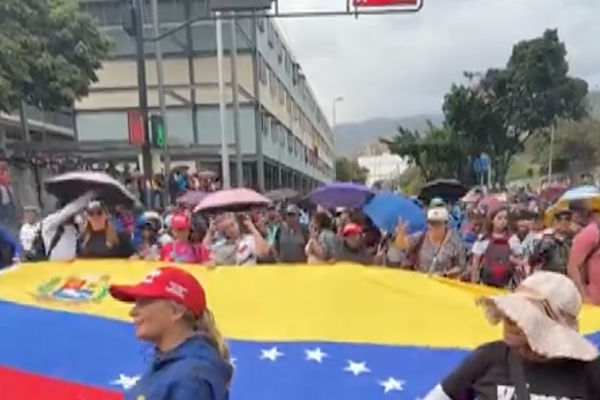 Göstericiler Maduro’nun serbest bırakılmasını talep ederek Karakas sokaklarına çıktı Göstericiler Maduro’nun serbest bırakılmasını talep ederek Karakas sokaklarına çıktı