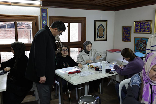 Başkan Kahveci, geleneksel el sanatları kurslarını ziyaret etti