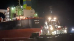 Bozcaada’da karaya oturan tanker kurtarıldı