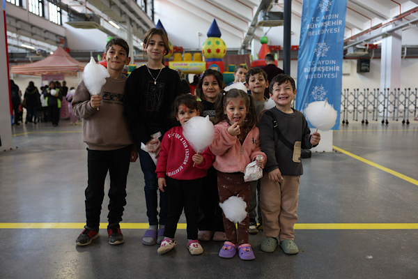 Aydın’da “Yarıyıl Karne Şenliği” çocuklar ve ailelerin katılımıyla sürüyor Aydın’da “Yarıyıl Karne Şenliği” çocuklar ve ailelerin katılımıyla sürüyor