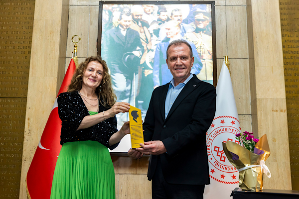 Şinasi Develi Mersin Kent Ödülü Lily Tchumburidze’ye verildi Şinasi Develi Mersin Kent Ödülü Lily Tchumburidze’ye verildi