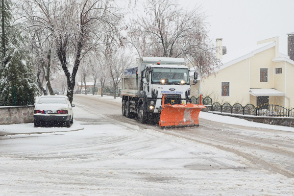 Etimesgut’ta yoğun kar yağışı karşısında ekipler sahada