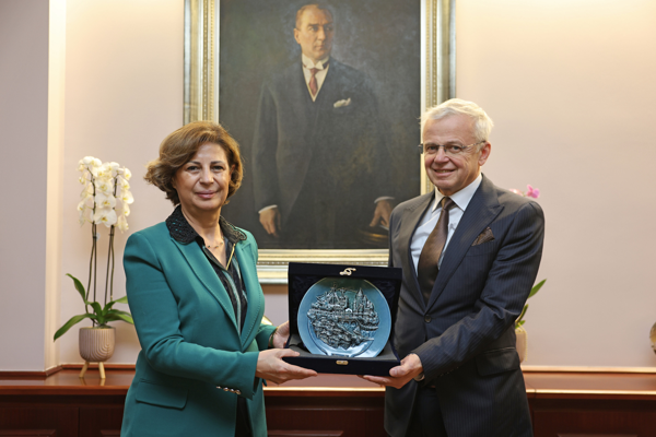 Romanya Fahri Konsolosu Vita’dan Başkan Ünlüce’ye ziyaret Romanya Fahri Konsolosu Vita’dan Başkan Ünlüce’ye ziyaret