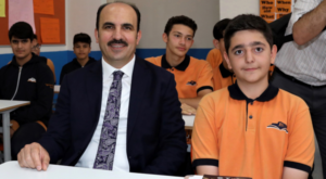 Başkan Altay, karne alan öğrencileri tebrik etti