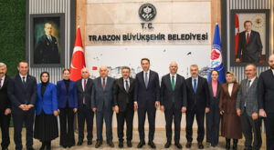 Bakan Bayraktar, Trabzon Büyükşehir Belediyesi’ni ziyaret etti