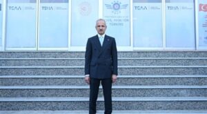 Uraloğlu: Partimize katılan yeni dava arkadaşlarımıza rozetlerini taktık