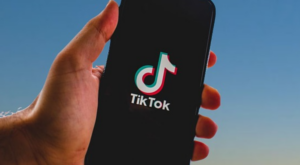 Kaliforniya Valisi, TikTok’u Trump’ı eleştiren içerikleri bastırmakla suçladı