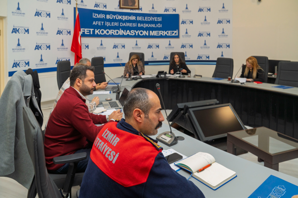 İzmir’de yağış sonrası hasar tespit ve müdahale çalışmaları devam ediyor