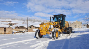 Seyitgazi’de kapanan yol yarım saatlik çalışma ile açıldı