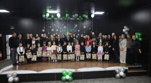 Çayırova’daki çocuk kulüplerinde karne dağıtımı yapıldı