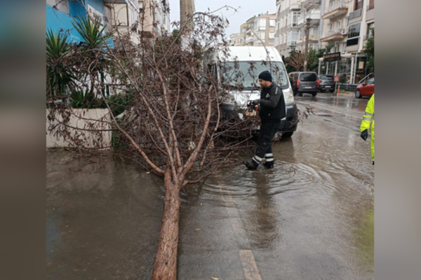 İzmir Büyükşehir Belediyesi ekiplerinin sağanak ve fırtına mesaisi