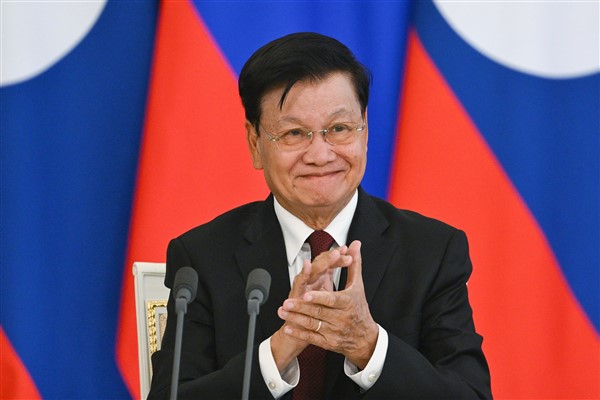 Xi yeniden LPRP Merkez Komitesi Genel Sekreteri seçilen Thongloun’u tektik etti