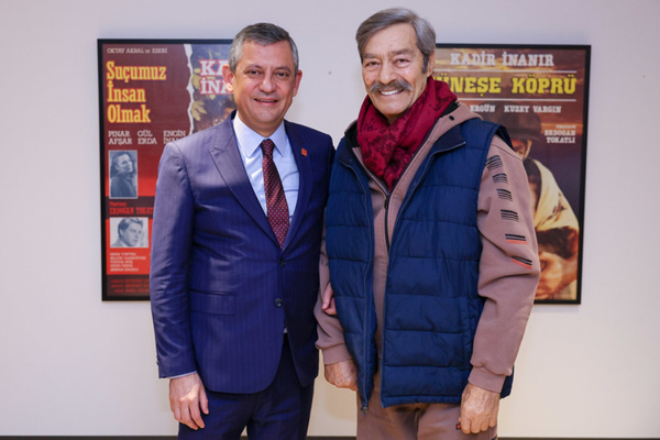 CHP Genel Başkanı Özel, Kadir İnanır’ı ziyaret etti CHP Genel Başkanı Özel, Kadir İnanır’ı ziyaret etti