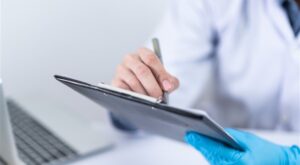 Starmer: NHS bekleme listeleri bu ay 86 binden fazla azaldı