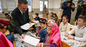 Kocaeli’de öğrenciler, karnelerini Vali Aktaş’tan aldı