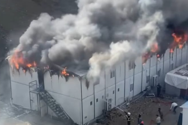 İnşaat alanındaki konteynerlerde yangın çıktı İnşaat alanındaki konteynerlerde yangın çıktı