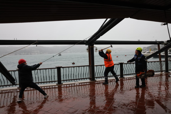 Bebek’te bir yapının ön kısım ve çatı katında yer alan eklentileri yıkıldı Bebek’te bir yapının ön kısım ve çatı katında yer alan eklentileri yıkıldı