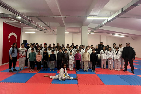 Van Büyükşehir Belediyespor’da taekwondo kuşak sınavı heyecanı yaşandı Van Büyükşehir Belediyespor’da taekwondo kuşak sınavı heyecanı yaşandı