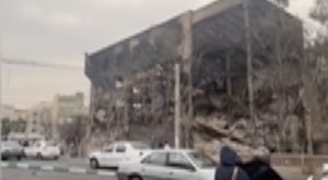 Tahran’da dükkanlar ve banka ateşe verildi Tahran’da dükkanlar ve banka ateşe verildi