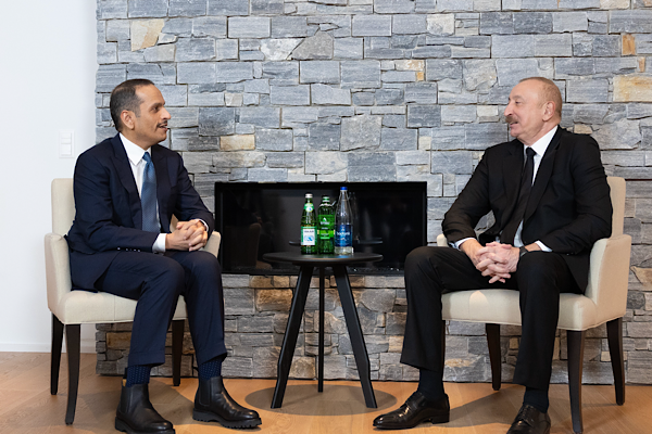 Azerbaycan Cumhurbaşkanı Aliyev, Katar Başbakanı Al Thani ile görüştü