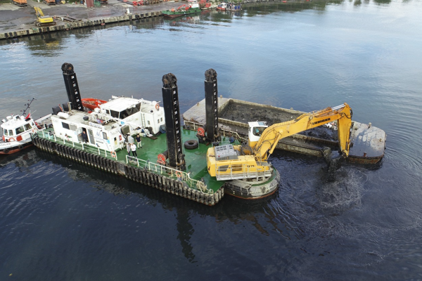 Haliç’te temizlik çalışmaları