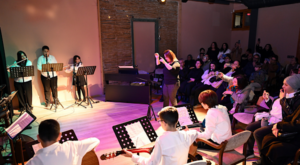 Mersin’de Çocuk Kampüsü öğrencilerinden resim sergisi ve mini konser Mersin’de Çocuk Kampüsü öğrencilerinden resim sergisi ve mini konser