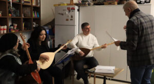 İzmit’te Alzheimer Yaşam Evi sakinleri için bağlama dinletisi düzenlendi