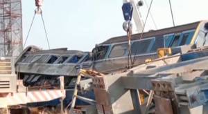 Tayland’da tren üzerine vinç düştü