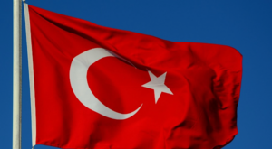 Siyasiler’den Türk bayrağına yapılan saldırıya ilişkin kınama mesajı