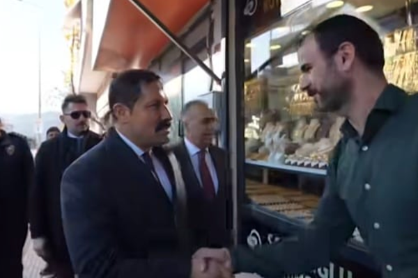 Vali Masatlı Altınözü’nde esnafı ziyaret etti Vali Masatlı Altınözü’nde esnafı ziyaret etti