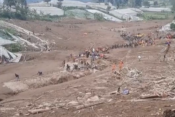 Endonezya’da heyelanda en az 16 ölü, 80 kayıp Endonezya’da heyelanda en az 16 ölü, 80 kayıp