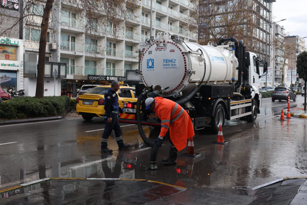 Büyükşehir, sağanak yağış nedeniyle sahada görev yapıyor Büyükşehir, sağanak yağış nedeniyle sahada görev yapıyor
