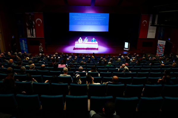 Kartal’da “Felsefe Buluşmaları: Günümüzde İnsan ve Sorunları” semineri düzenlendi Kartal’da “Felsefe Buluşmaları: Günümüzde İnsan ve Sorunları” semineri düzenlendi