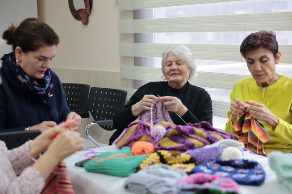 Konak’ta yapılan örgü işleri, çocuklara gönderiliyor Konak’ta yapılan örgü işleri, çocuklara gönderiliyor