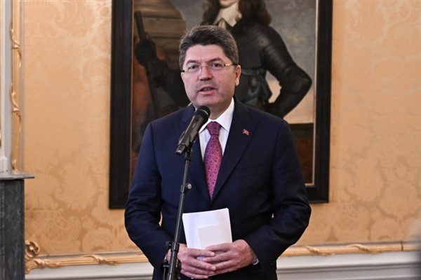 Bakan Tunç, eski AK Parti Milletvekili Altay’ın cenaze törenine katıldı