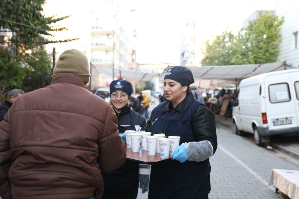 Aydın’da vatandaşlara ve pazar esnafına çorba ve tavuklu pilav ikramı Aydın’da vatandaşlara ve pazar esnafına çorba ve tavuklu pilav ikramı