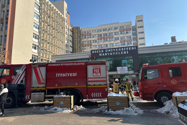 Diyarbakır’da polikliniklerde çıkan yangın itfaiyenin müdahalesiyle söndürüldü Diyarbakır’da polikliniklerde çıkan yangın itfaiyenin müdahalesiyle söndürüldü