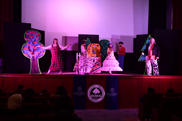 Aydın’da “Müzisyenler Çetesi” minik tiyatroseverlerle buluştu