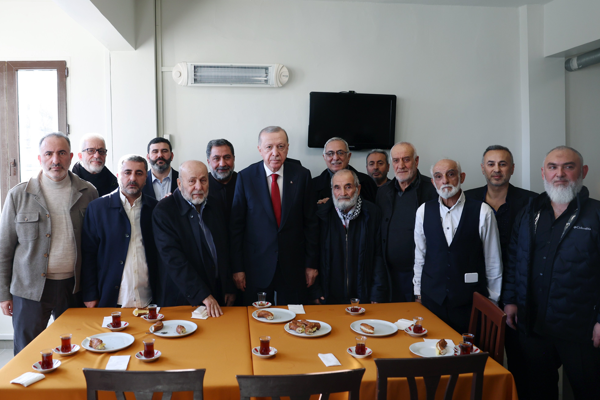 Cumhurbaşkanı Erdoğan, çay ocağında vatandaşlarla bir araya geldi